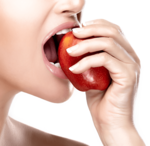 Une jeune femme en santé qui croque une pomme pour la formation nutrition pour être nutritionniste ESSR