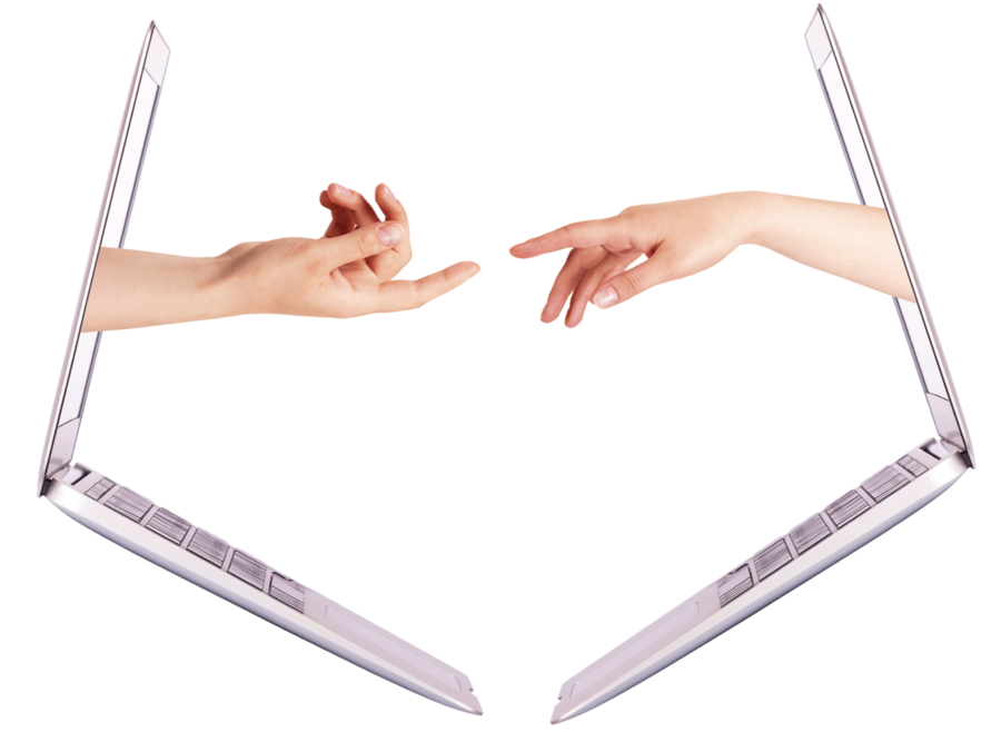 L'ESSR propose des cours en visioconférence deux laptops qui se connectent