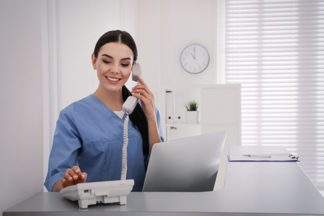 Secrétaire médicale qui répond au téléphone