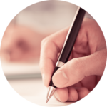 Une main qui écrit avec un stylo pour le blog ESSR